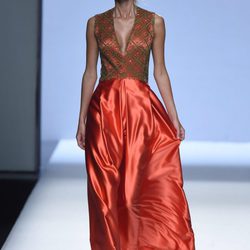 Vestido naranja y marrón con vuelo de la colección de primavera/verano 2016 de Devota&Lomba en Madrid Fashion Week