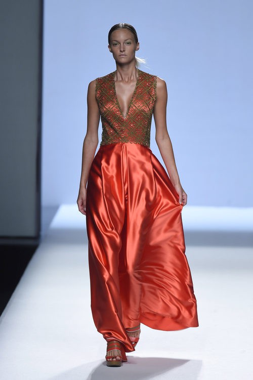 Vestido naranja y marrón con vuelo de la colección de primavera/verano 2016 de Devota&Lomba en Madrid Fashion Week