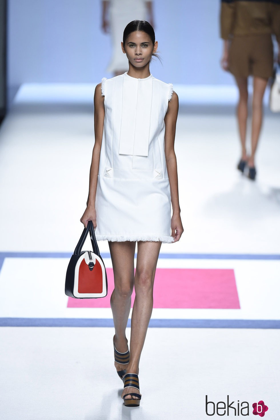 Vestido blanco corto de la colección de primavera/verano 2016 de Devota&Lomba en Madrid Fashion Week
