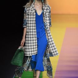 Vestido azul con abrigo de cuadros de la colección de primavera/verano 2016 de Ailanto en Madrid Fashion Week
