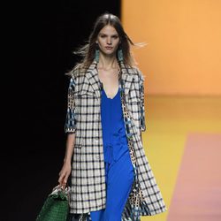 Vestido azul con abrigo de cuadros de la colección de primavera/verano 2016 de Ailanto en Madrid Fashion Week
