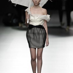 Conjunto de falda balnco y negro de Ion Fiz para primavera/verano 2016 en Madrid Fashion Week