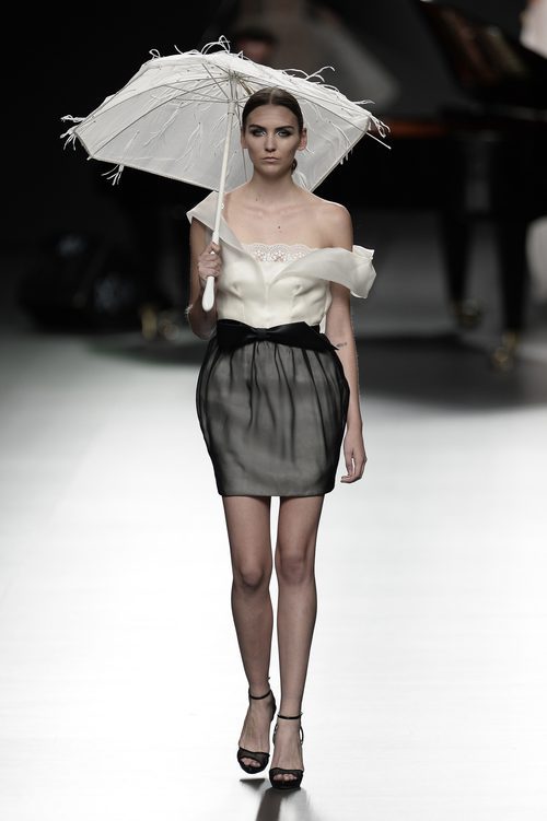 Conjunto de falda balnco y negro de Ion Fiz para primavera/verano 2016 en Madrid Fashion Week
