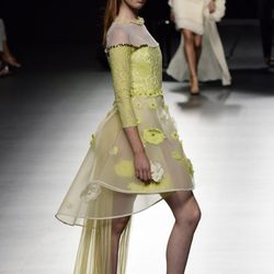 Vestido amarillo de Ion Fiz para primavera/verano 2016 en Madrid Fashion Week