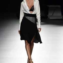 Conjunto de falda y blusa blanco y negro de Ion Fiz para primavera/verano 2016 en Madrid Fashion Week