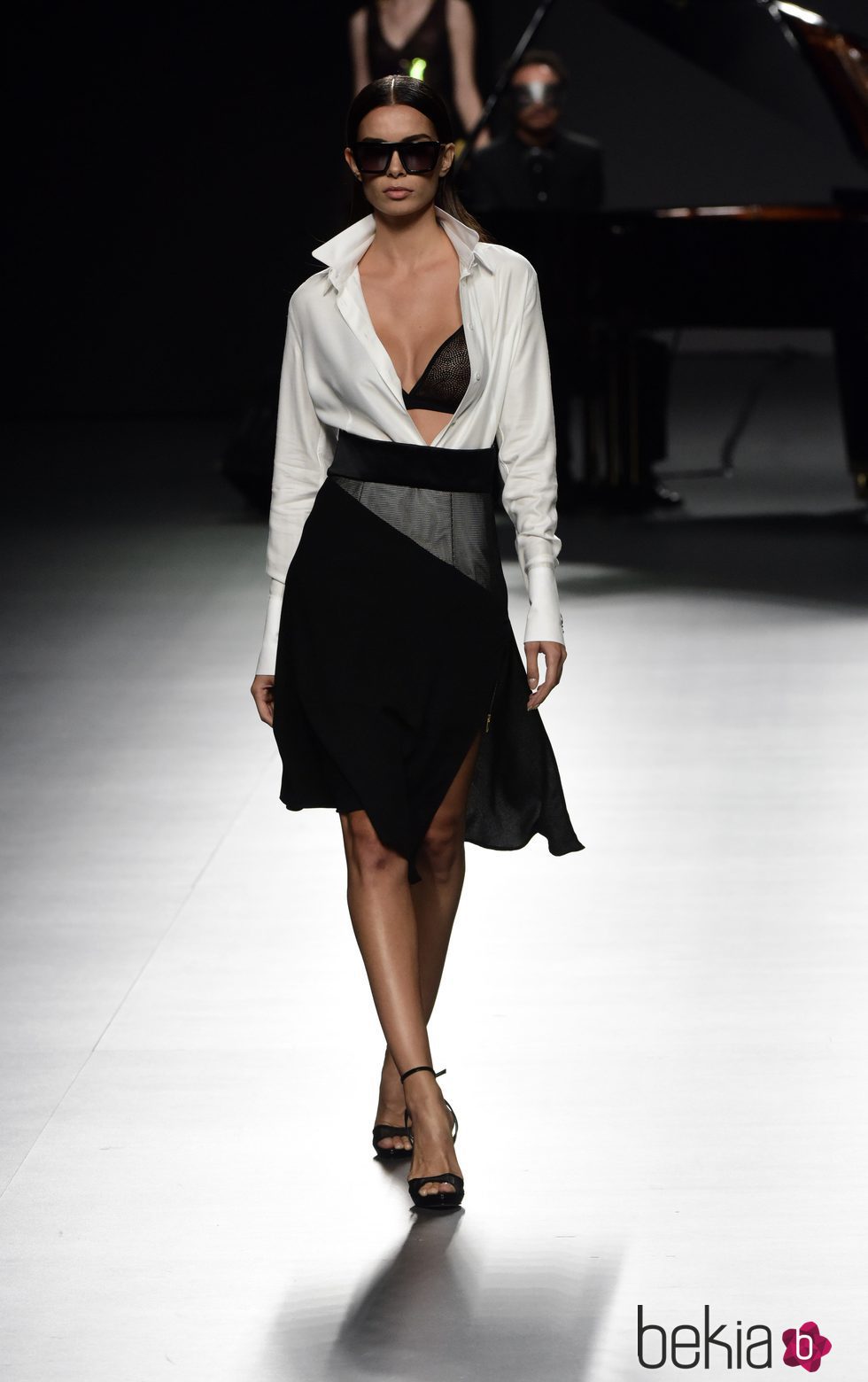 Conjunto de falda y blusa blanco y negro de Ion Fiz para primavera/verano 2016 en Madrid Fashion Week