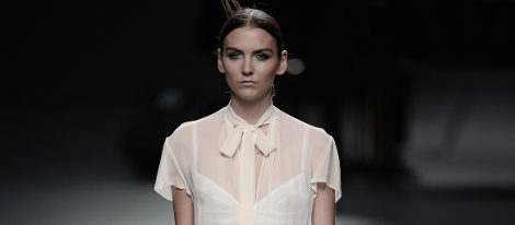 Vestido blanco de Ion Fiz para primavera/verano 2016 en Madrid Fashion Week