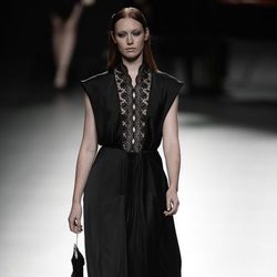 Vestido negro de Ion Fiz para primavera/verano 2016 en Madrid Fashion Week