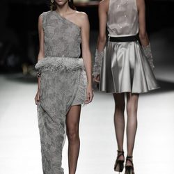 Vestido gris de Ion Fiz para primavera/verano 2016 en Madrid Fashion Week