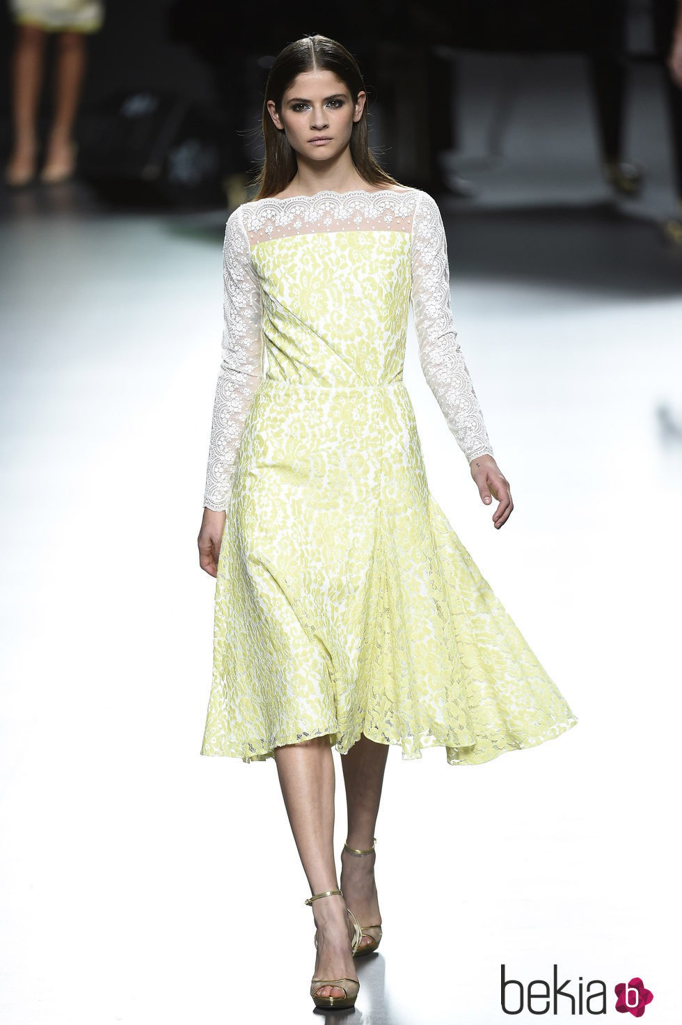 Vestido amarillo y blanco de Ion Fiz para primavera/verano 2016 en Madrid Fashion Week