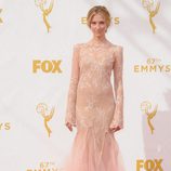 Caitlin Gerard luce un ceñido vestido rosa nude en la alfombra roja de los Emmy 2015