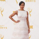 Regina King escoge un vestido blanco brillante para lucirse en la alfombra roja de los Emmy 2015