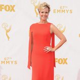 Melora Hardin con vestido rojo en la alfombra roja de los Emmy 2015