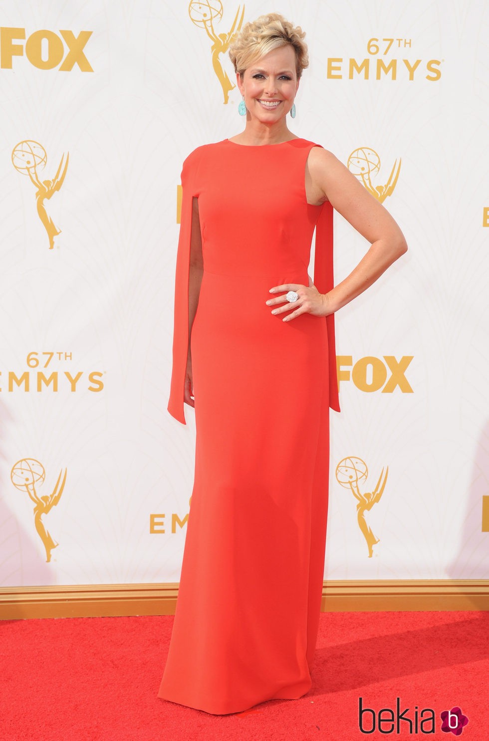 Melora Hardin con vestido rojo en la alfombra roja de los Emmy 2015