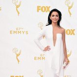 Nazanin Boniadi con un vestido blanco en la alfombra roja de los premios Emmy 2015