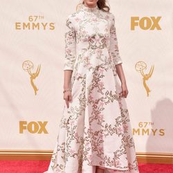 Emily Robinson con un vestido con motivos florales en la alfombra roja de los premios Emmy 2015