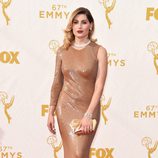Trace Lisette con vestido marrón en la alfombra roja de los premios Emmy 2015