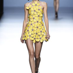 Vestido amarillo de margaritas de María Escoté primavera/verano 2016 en Madrid Fashion Week