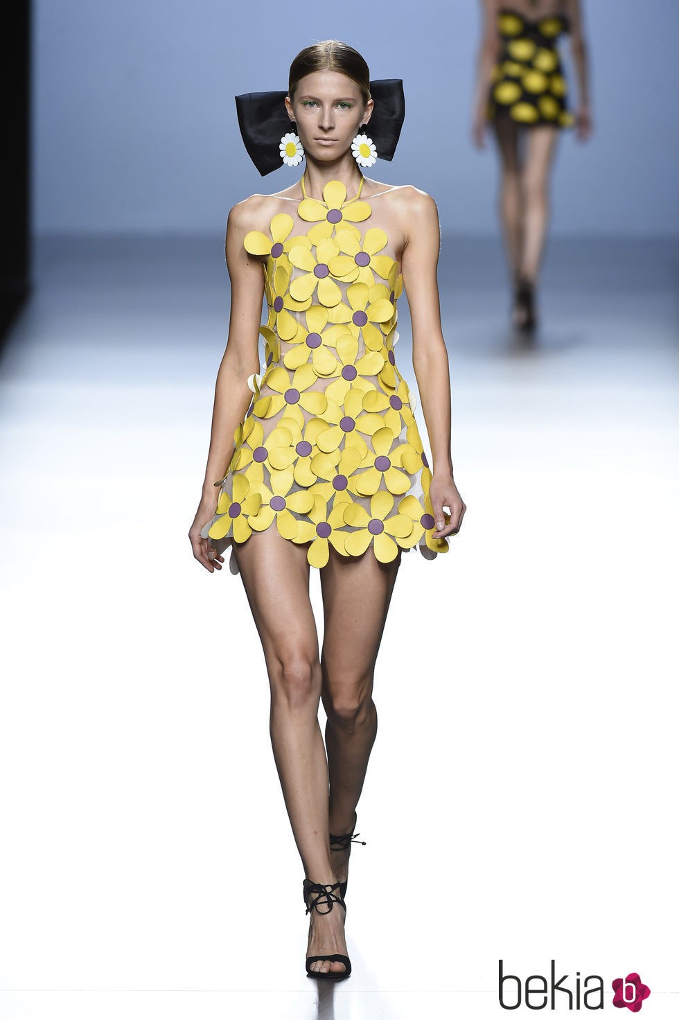 Vestido amarillo de margaritas de María Escoté primavera/verano 2016 en Madrid Fashion Week