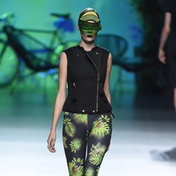 Conjunto jungle print y negro de Maya Hansen primavera/verano 2016 en Madrid Fashion Week