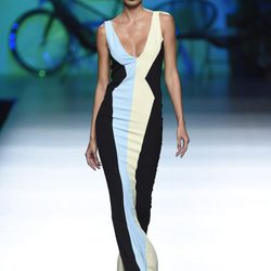 Vestido largo azul, blanco y negro de Maya Hansen primavera/verano 2016 en Madrid Fashion Week