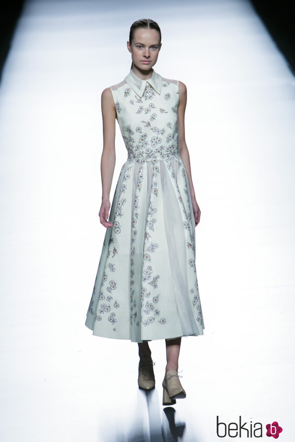 Vestido gris de la colección de primavera/verano 2016 de Teresa Helbig en Madrid Fashion Week