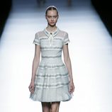 Vestido gris corto de la colección de primavera/verano 2016 de Teresa Helbig en Madrid Fashion Week