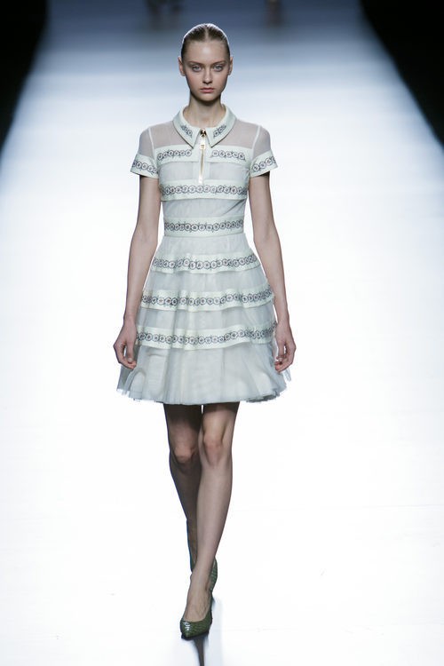 Vestido gris corto de la colección de primavera/verano 2016 de Teresa Helbig en Madrid Fashion Week