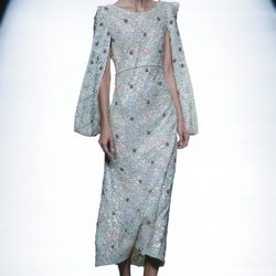Vestido gris brillante de la colección de primavera/verano 2016 de Teresa Helbig en Madrid Fashion Week