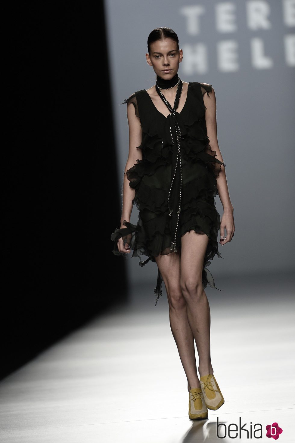 Vestido negro de la colección de primavera/verano 2016 de Teresa Helbig en Madrid Fashion Week