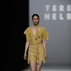 Vestido beige midi de la colección de primavera/verano 2016 de Teresa Helbig en Madrid Fashion Week
