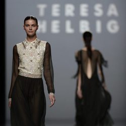 Vestido gris y negro brillante de la colección de primavera/verano 2016 de Teresa Helbig en Madrid Fashion Week