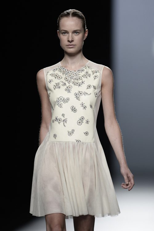 Vestido beige de la colección de primavera/verano 2016 de Teresa Helbig en Madrid Fashion Week
