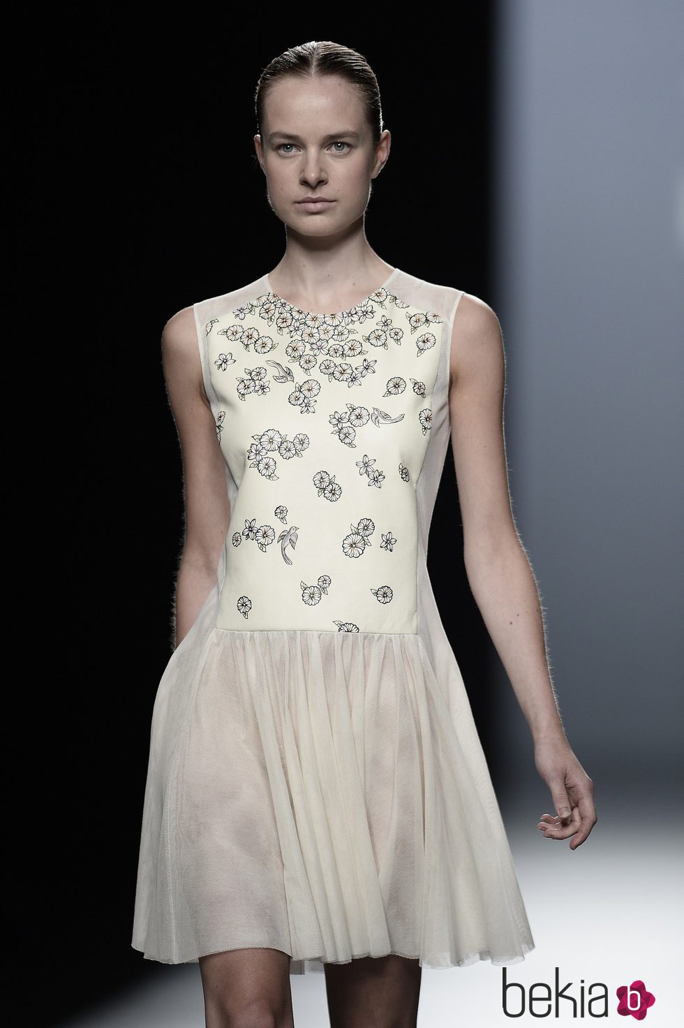 Vestido beige de la colección de primavera/verano 2016 de Teresa Helbig en Madrid Fashion Week