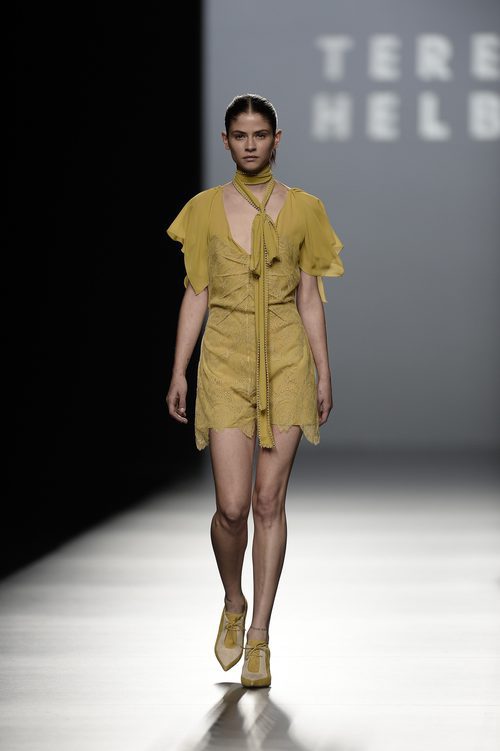 Vestido pistacho con puntillas de la colección de primavera/verano 2016 de Teresa Helbig en Madrid Fashion Week