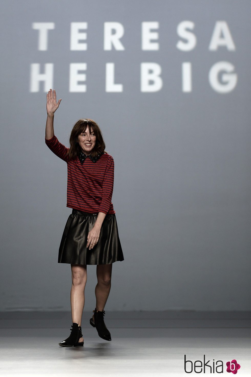 Teresa Helbig al finalizar su desfile de la colección primavera/verano 2016 en la Madrid Fashion Week