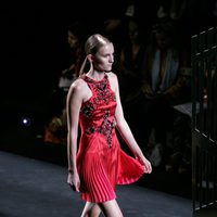 Vestido rojo de la colección de primavera/verano 2016 de Alvarno en Madrid Fashion Week