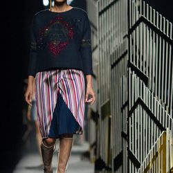Sweater azul y falda de rayas de la colección de primavera/verano 2016 de Alvarno en Madrid Fashion Week