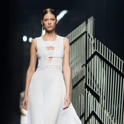 Vestido blanco de la colección de primavera/verano 2016 de Alvarno en Madrid Fashion Week