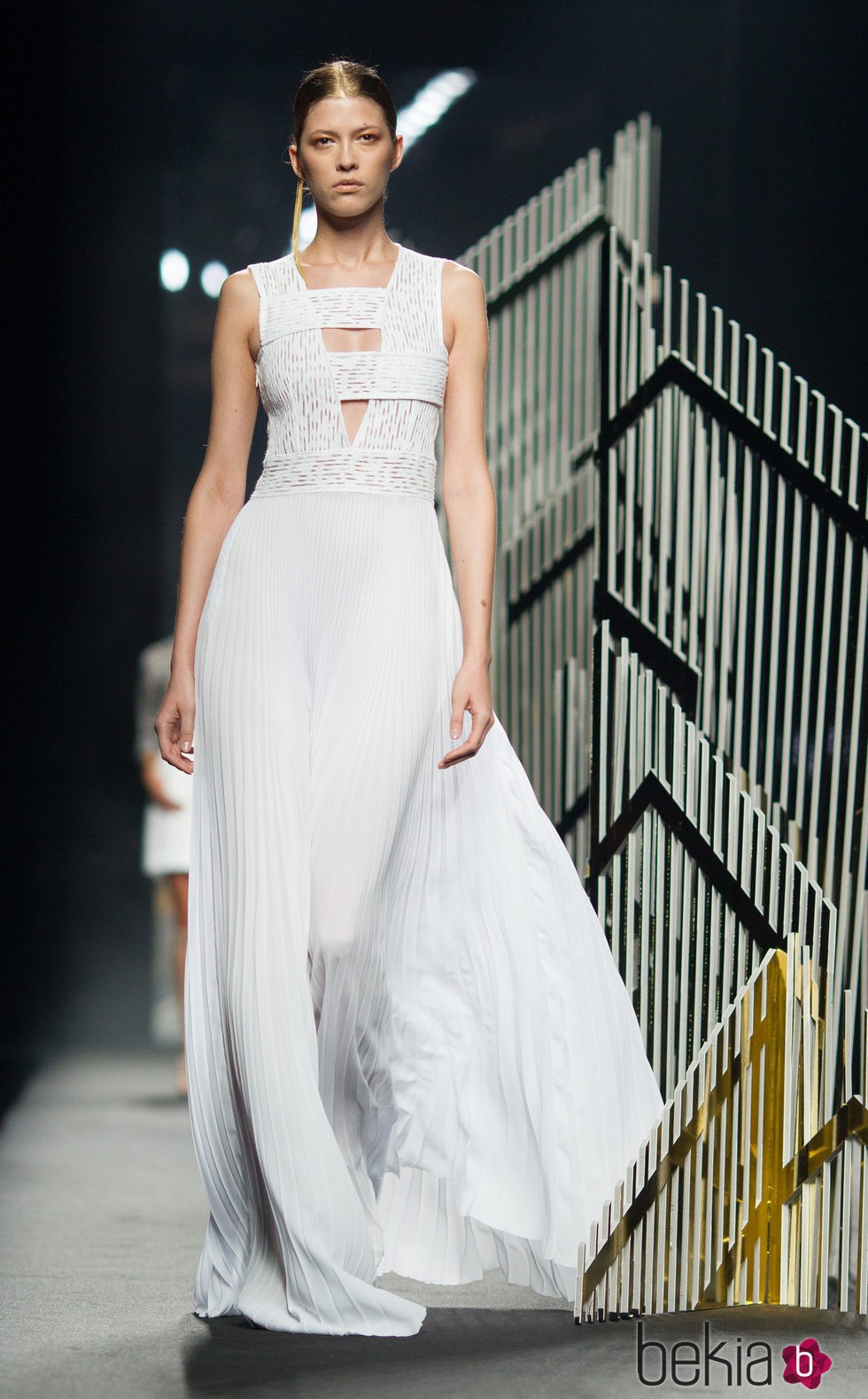 Vestido blanco de la colección de primavera/verano 2016 de Alvarno en Madrid Fashion Week