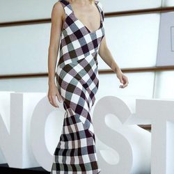 Sienna Miller con un vestido de la colección de Victoria Beckham