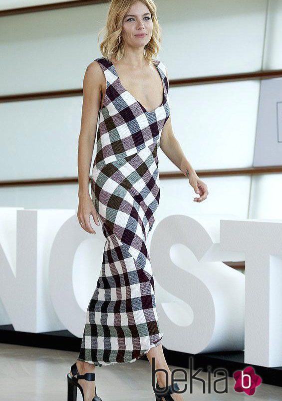 Sienna Miller con un vestido de la colección de Victoria Beckham