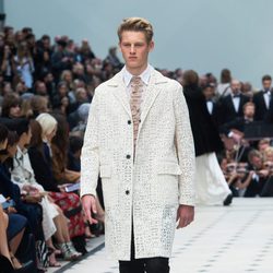 Abrigo beige y pantalón negro de la colección de Burberry primavera/verano 2016 en London Fashion Week