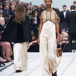 Jumpsuit beige, negro y blanco de la colección de Burberry primavera/verano 2016 en London Fashion Week