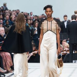 Jumpsuit beige, negro y blanco de la colección de Burberry primavera/verano 2016 en London Fashion Week
