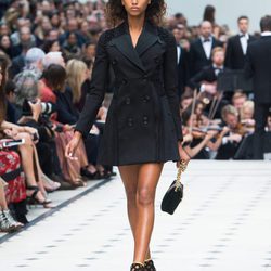 Gabardina negra de la colección de Burberry primavera/verano 2016 en London Fashion Week