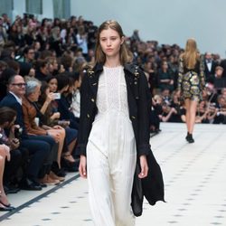 Jumpsuit blanco de la colección de Burberry primavera/verano 2016 en London Fashion Week