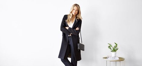 Martina Klein posa con look de colore negro para la primera campaña otoño/inverno 2015/2016 en España de la tienda online Zalando