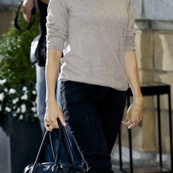Sienna Miller con jersey gris y pantalón pitillo negro en el festival de cine de San Sebastián