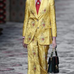Traje de chaqueta y pantalon mostaza de primavera/verano 2016 de Gucci en MIlan Fashion Week